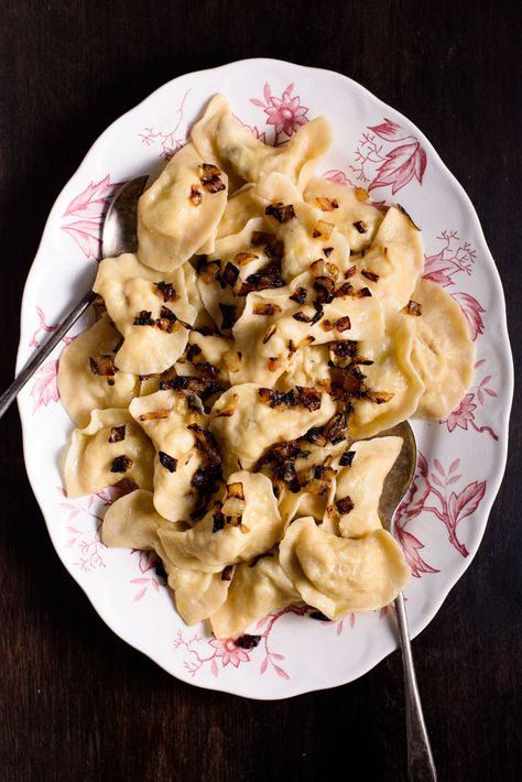 Ukrainian Pierogi Recipe, Varenyky Recipe, Potato Filling, Pierogi Recipe, Vegetarian Pasta Recipes, Vegan Pasta Recipes, Ukrainian Recipes, Creamy Tomato Sauce, Mediterranean Dishes