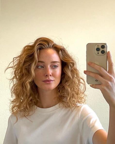 Wavy Curly Blonde Hair, Curly Hair Cuts For Oval Face, Curly Strawberry Blonde Hair, Strawberry Blonde Curly Hair, Short Curly Hair Women, Curly Blonde Hairstyles, Wavy Mid Length Hair, Wavy Blonde Hair, Curly Natural Hair