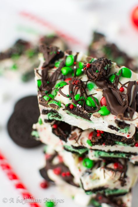 chefs and food bloggers. Best of all: they’re all super easy. Yay for simple and delicious! Reindeer Bark, Reindeer Faces, Christmas Bark Recipes, Peppermint Bark Recipes, Bark Recipes, Christmas Bark, Favorite Holiday Desserts, Mint Oreo, Chocolate Garnishes