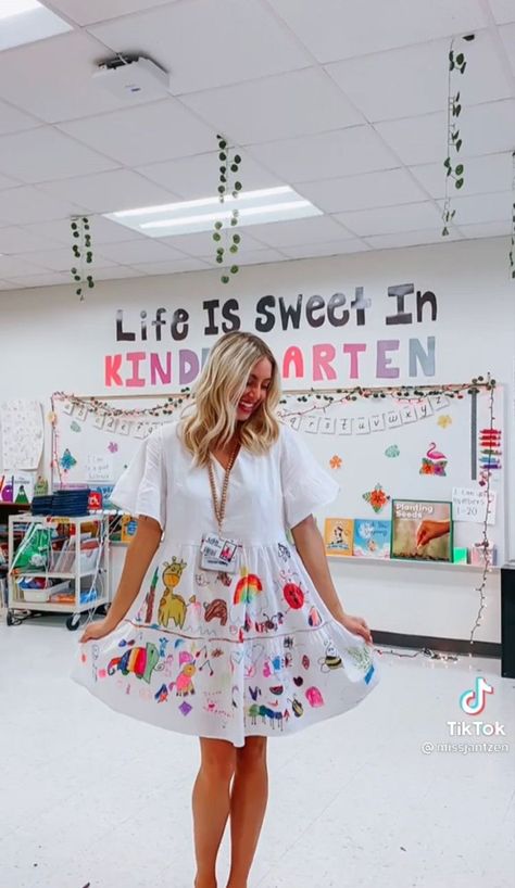 Welcoming Day School, Small Teacher Bulletin Boards, High School Study Hall Room, Kindergarten Teacher Aesthetic With Kids, Teacher Ideas Kindergarten, Viewsonic Classroom, Teacher Elementary Classroom Ideas, Outfits For Kindergarten Teachers, Classroom Themes Colorful