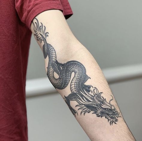 Japanese Dragon Hand Tattoo, Male Small Tattoo Ideas, Forearm Dragon Tattoo Men, Dragon Tattoo Black, Dragon Forearm Tattoo, Dragon Tattoo Wrapped Around Arm, Inside Bicep Tattoo Mens, Dragon Arm Tattoo, Dragon Tattoo Forearm