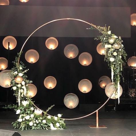 Circular Arch, Photo Booth Design, Circle Photo, Circle Arch, Decoration Event, Design For Wedding, Circular Mirror, Hula Hoop, Black Tie Wedding