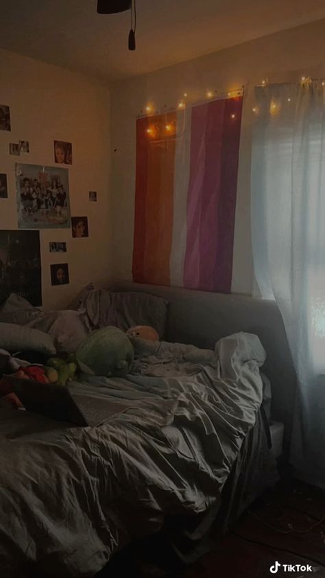 Pride Bedroom Ideas, Lesbian Bedroom, Room Aesthetic Grunge, Room Grunge, Grunge Bedroom, Vibe Rooms, Bedroom Ideas Aesthetic, Aesthetic Bedroom Ideas, Comfy Bedroom