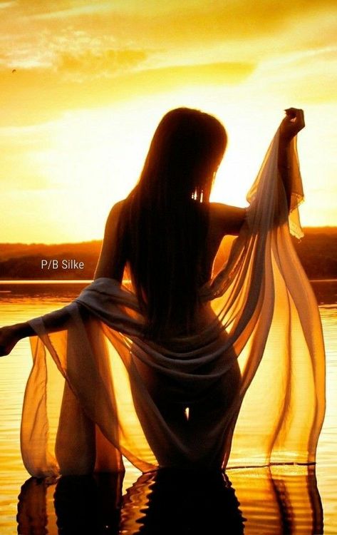 Sunset Photoshoot Ideas, Lake Photoshoot, Beach Photo Session, Water Shoot, Water Nymphs, Fun Photoshoot, Beach Photography Poses, Photography Posing Guide, Beach Shoot