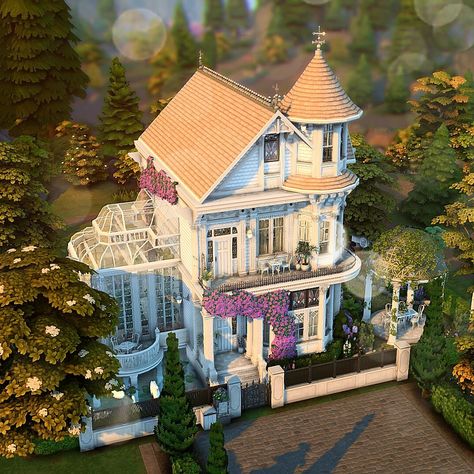 You can find all of the info about this house at my YouTube channel Simsphony ❤️ Enjoy! Happy simming! Sims Houses Cc, Sims Sunroom, Sims 4 Houses Victorian, Sims House Aesthetic, Sims 4 Dream House, Sims Fairy House, The Sims 4 Victorian House, Sims 4 Glimmerbrook Houses, Glimmerbrook Sims 4