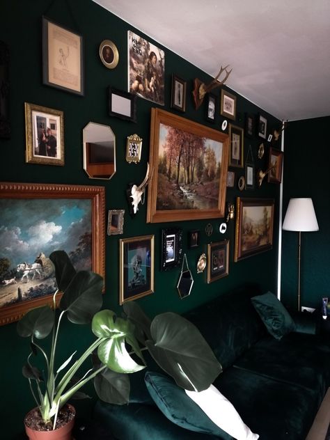 Green Room Maximalist, Dark Green Walls Aesthetic, Dark Green Gold Living Room, Goth Green Living Room, Green Vintage Aesthetic Room, Vintage Dark Green Aesthetic, Dark Green Gothic Living Room, Dark Forest Green Wall, Green Wall Aesthetic Room