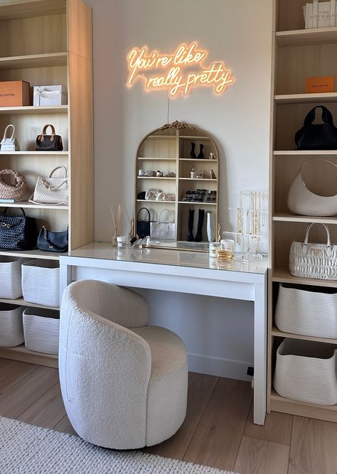 Make Up Desk Aesthetic, Beauty Room Aesthetic, Makeup Desk Ideas, Beauty Desk, Closet Decor, Guest Room Office, Dream House Rooms, Room Makeover Bedroom, Beauty Room