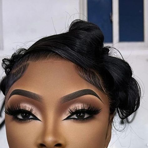 Makeup Wedding Ideas, Silver Makeup Looks On Black Women, All Black Photoshoot Black Women, Make Up For Birthdays, Bday Makeup Ideas Black Women, Glam Party Makeup Looks, Black Eye Shadow Looks, Silver Makeup Looks For Black Women, Soft Glam Makeup Black Women Dark Skin