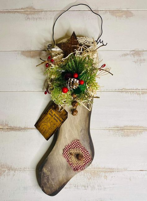 Wooden Stockings Christmas, Primitive Decorating Country Craft Ideas, Wood Christmas Stocking, Wooden Christmas Stocking, Primitive Christmas Crafts, Decor Natal, Primitive Ornaments, Christmas Primitive Crafts, Christmas Stocking Ornament