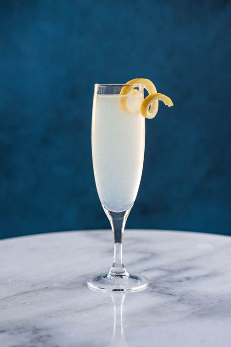 The French 75 is a classic cocktail made with gin, champagne/prosecco, simple syrup, and fresh lemon juice. It's incredibly refreshing with a nice balance of sweet and citrus. It's forever one of our all-time favorite drinks. #french75 #classiccocktails Gossip Girl Wedding, French 75 Recipe, Types Of Champagne, French 75 Cocktail Recipes, Cocktails Made With Gin, Sidecar Cocktail, Classic Gin Cocktails, French 75 Cocktail, French Martini