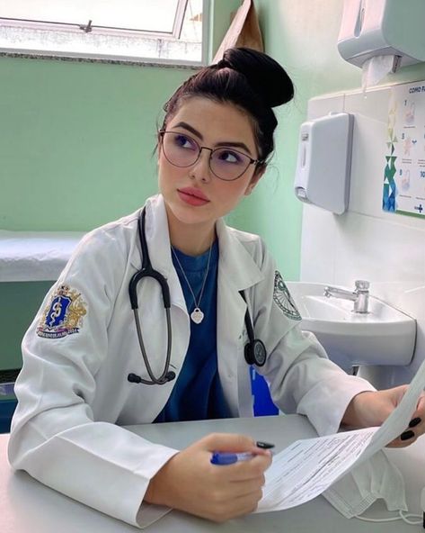 Indian Doctor, Medicine Aesthetic, Doctor Girl, Woman Doctor, College Graduation Pictures Poses, Medical Photography, Medical Student Motivation, Medical Videos, Med School Motivation