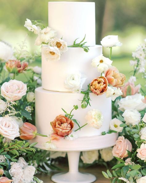 MODwedding® on Instagram: “Just some heavenly cake inspiration for your Wednesday🥰. More from this @great.marsh shoot on MODwedding.com! Photography:…” Wedding Cake With Flowers, Cake With Flowers, Flowers And Greenery, Wedding Cake Table, Garden Wedding Inspiration, Classic Garden, White Wedding Cake, Wedding Cakes With Flowers, Venue Decor