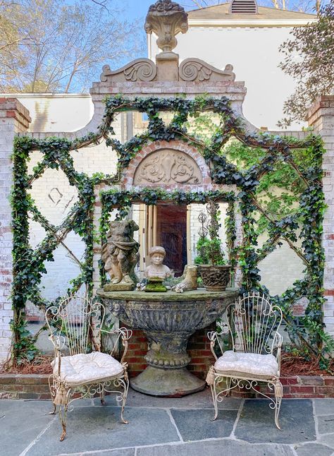 Boxwood Garden, Beautiful Outdoor Spaces, Mirror On The Wall, Garden Images, Patio Interior, French Garden, Romantic Garden, Courtyard Garden, Small Patio