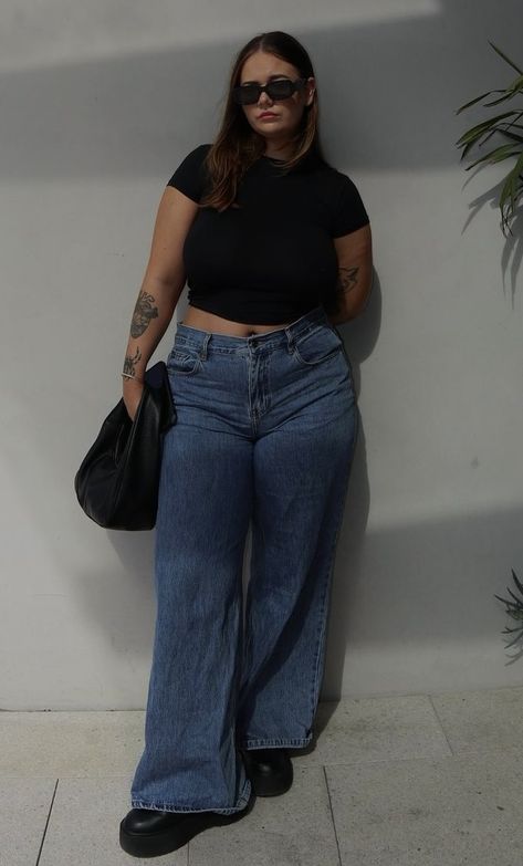 Street Style Aesthetic Plus Size, Midsize High Waisted Jeans, Ripped Bootcut Jeans Outfit, 90kg Woman, Midsize Baggy Jeans Outfit, Plus Size University Outfits, Mid Size Fashion For Women With Belly, Basic Plus Size Outfits, Baggy Jeans Outfit Midsize