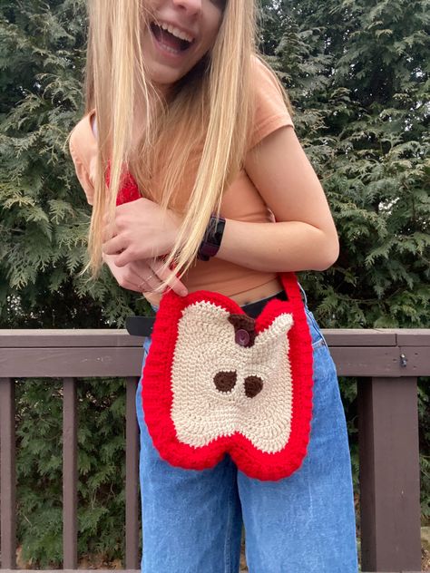 Crochet Apple Bag, Yarn Hobbies, Apple Crochet, Crochet Apple, Apple Slice, Crochet Outfits, Crochet Bags Purses, Crochet Items, Crochet Stuff