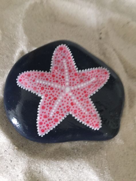 Painted rocks starfish Seashell Rock Painting, Painted Starfish Ideas, Starfish Painted Rock, Rock Art Fish, Starfish Pottery Painting, Starfish Rock Painting, Shell Rock Painting, Painted Fish Rocks, Starfish Painting Easy