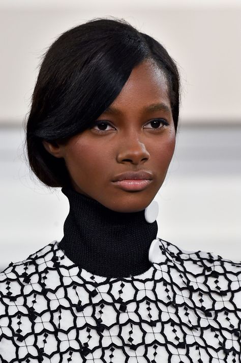 Edun Fall 2015 RTW ♥♥♥ Tami Williams, Pretty Hurts, Bob Hairstyles With Bangs, Runway Makeup, Model Aesthetic, Model Face, Angel Face, African Beauty, Sleek Fashion