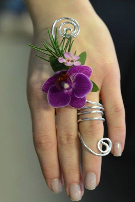 Wire Corsage, Prom Flowers Corsage, Corsage Ideas, Fresh Flower Jewelry, Prom Corsage And Boutonniere, Diy Corsage, Floral Art Arrangements, Flower Decorations Diy, Corsage And Boutonniere