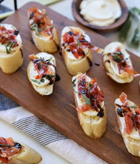 Goat Cheese Prosciutto Appetizer, Whipped Goat Cheese Crostini, Crustini Appetizers Garlic, Goat Cheese Appetizer Easy, Appetizer Crostini, Proscuitto Appetizers, Goat Cheese Prosciutto, Cheese Appetizers Easy, Prosciutto Appetizer