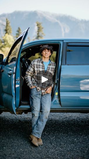 30K views · 2.9K reactions | Eli is the quintessential country boy who loves his truck 🛻 his flannels, his Romeo’s, his hats 🧢 and havin’ a good time with friends. While he wasn’t dreading his senior 👨‍🎓 photos I did assure him of a few things that are essential for when you’re working with boys: 1. That I’ll be as quick 💨 as possible: Boys don’t want a 3 hour session, they want some assurances that this will be speedy 🏃 Now, I try as best as I can to stick to this, but I mostly tell boys I’m going to be quick right out of the gate so they can relax. 2) I’m going to tell them what to do, boys are terrified that they’ll be expected to know 💡 how to pose and I let them know that I’ll be bossing them around for an hour ⏰ or so. 3) we are going to keep clothing 👕 changes to a minimum. Guys Senior Pictures Poses With Car, Guy Senior Photos Nature, Boy Senior Pictures Poses, Country Boy Senior Pictures, Male Senior Photos, Guy Senior Photos, Senior Pictures Boy Poses, Senior Photos Boys, Boys Flannel