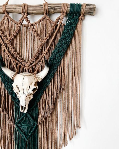 Western Macrame Wall Hanging, Macrame Western, Western Macrame, Deer Skull Decor, Cow Skulls, Ram Skull, Macrame Wall Hanging Patterns, Horse Shoes, Deer Skull