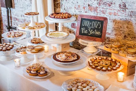 Pie Bar Wedding, Pie Table, Dessert Buffet Wedding, Autumn Wedding Food, Rustic Wedding Foods, Vintage Wedding Reception, Wedding Food Stations, Wedding Pie, Reception Food