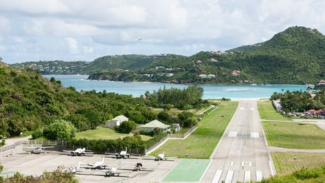 Everything You've Ever Wanted to Know About Private Airports | Condé Nast Traveler Private Airstrip, Private Airport, Resort Architecture, Airport Design, North Las Vegas, Private Plane, Train Service, Work Room, Conde Nast Traveler