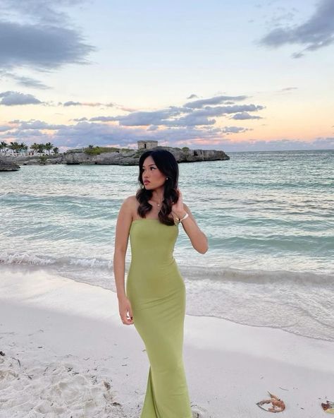 Sunset Beach Date Outfit, Vacation Dress Poses, Beach Poses Clothes, Green Dress Beach Photos, Dress Pic Poses, Sundress Poses Instagram, Sunset Dress Photoshoot, Dress On The Beach Photo Ideas, Poses When Wearing A Dress