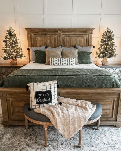 Black And White Plaid Comforter Bedroom Ideas, Bedroom At Christmas, Bedroom Decor Christmas Ideas, Christmas Bedroom Aesthetic Modern, Primary Bedroom Christmas Decor, Green Bedroom Christmas, Christmas Farmhouse Bedroom, Home Decor With Green Accents, Christmas Night Stand Decor