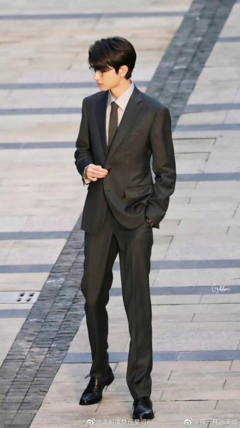 Korean Men In Suits, Korean Men Suit, Groom Suit Black, Male Office, Kpop Fashion Men, Mens Business Casual Outfits, Trendy Mens Fashion, Men Stylish Dress, Aesthetic Boys