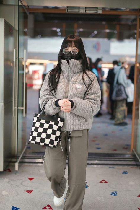 Korean Girl Fashion Tomboy, Kpop Idol Winter Outfit, Airport Fashion Winter, Airport Style Winter, Cute Outfits Korean, Airport Attire, Korean Winter Outfits, Korean Airport Fashion, Airport Fashion Kpop