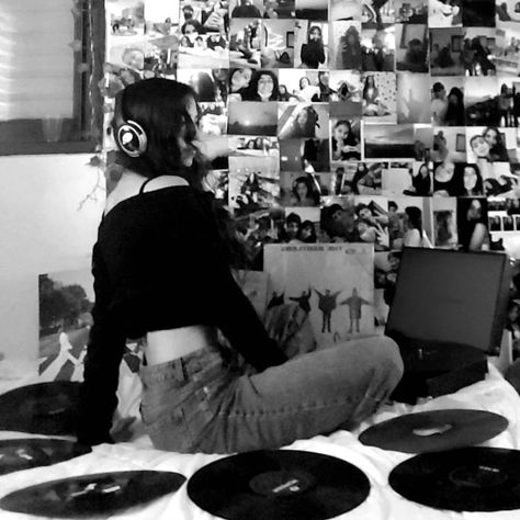 Records Photoshoot, Vinyl Photoshoot, At Home Aesthetic, Ep Cover, Photoshoot At Home, Home Photoshoot, Home Aesthetic, Vinyl Records, Pin Up