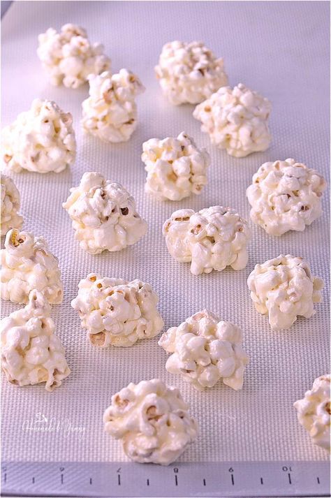 White Chocolate Popcorn Balls, Chocolate Popcorn Balls, Popcorn Ball Recipe, Popcorn Ball, Popcorn Balls Recipe, Chocolate Covered Popcorn, White Chocolate Popcorn, Christmas Popcorn, Peanut Clusters