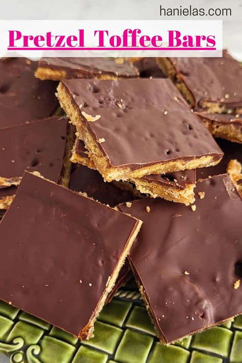 Cracker Bark, Pretzels Sweet, Toffee Bars Recipe, Pretzel Thins, Toffee Bark, Pretzel Toffee, Pretzel Bars, Chocolate Caramel Pretzels, Salty Sweet Snacks