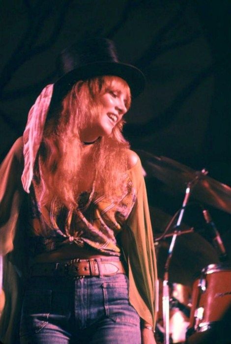 stevie nicks and her top hat - 1975 Buckingham Nicks, Stephanie Lynn, Stevie Nicks Style, Ancient Queen, Lindsey Buckingham, Stevie Nicks Fleetwood Mac, Janis Joplin, I Love Music, Stevie Nicks