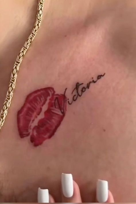 Cool Male Tattoos Ideas, Cupid Tattoo Neck, Diva Tattoo Ideas, Tattoo Ideas For Men Girlfriend, Tattoo Ideas To Get For Your Boyfriend, Kiss On Neck Tattoo, Tattoo Ideas Female For Boyfriend, Lip Print Tattoos For Women, Rare Soul Tattoo