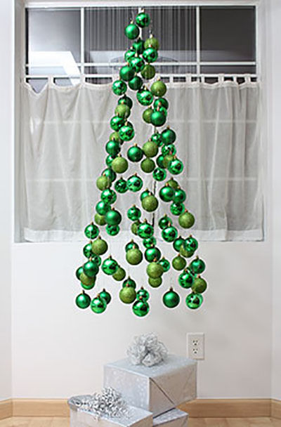 DIY Floating Ornaments Christmas Tree #Christmas #Christmastree #homemade #DIY #Christmasdecor #decorhomeideas Invisible Christmas Tree, Christmas Tree Decorations For Kids, Christmas Tinkerbell, Christmas Indoor Decorations, Marvel Christmas, Christmas Stairs Decorations, Indoor Christmas Decor, Crochet Christmas Trees Pattern, Christmas Stairs