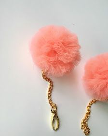 Fun Keychains, Pom Pom Key Chain, Trash To Couture, Cool Keychains, Diy Pom Pom, Pom Pom Keychain, Chain Reaction, Hand Crochet Baby Blanket, Easter Crafts For Kids