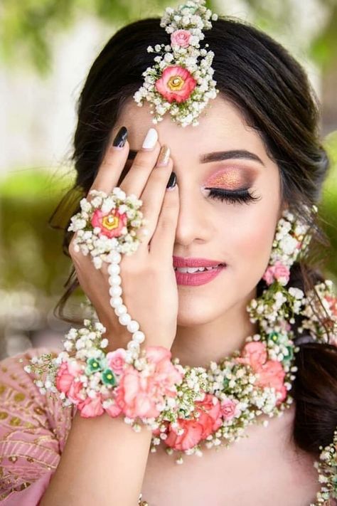 Flower Jewelry Indian, Haldi Look For Bride, Flower Jewellery For Haldi, Flower Jewellery For Mehndi, Fresh Flower Jewelry, Haldi Ceremony Outfit, Indian Bride Photography Poses, Flower Jewelry Designs, Wedding Flower Jewelry