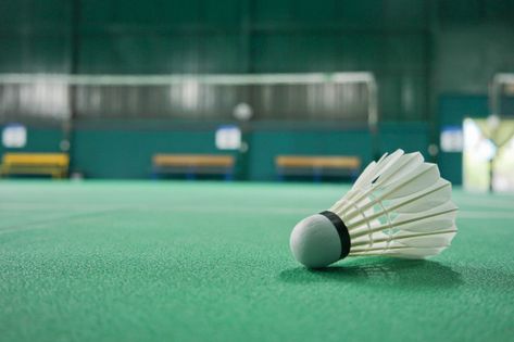 Ball badminton is in the playing area. P... | Premium Photo #Freepik #photo #green #sport #fitness #health Badminton Court Aesthetic, Badminton Photography, Badminton Wallpaper, Shuttle Badminton, Basketball Tumblr, Badminton Pictures, Badminton Art, Ball Badminton, Badminton Logo