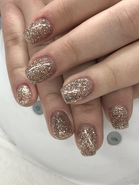 LE Champagne Glitter Gel Nails Champagne Short Nails, Short Round Glitter Nails, Golden Gel Nails, Short Gold Glitter Nails, Solid Glitter Nails, Short Nail Gel Manicure, Champagne Glitter Nails, Short Nail Gel, Gel Manicure Ideas