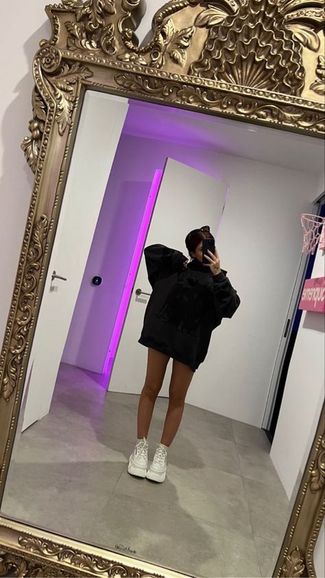 nessa barrett Streetwear Girl, Nessa Barrett, Baby Cowboy, Mirror Pic, Simple Trendy Outfits, Celebrity Outfits, Winter Fashion Outfits, Instagram Pictures