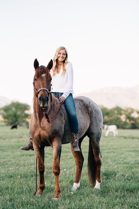 Cute Pictures With Horses, Senior Picture Ideas Equestrian, Pictures With My Horse, Cute Pics To Take With Your Horse, Horse Farm Photo Shoot, Barrel Racer Senior Pictures, Poses To Do With Your Horse, Horse Poses Photo Shoots, Equestrian Picture Ideas