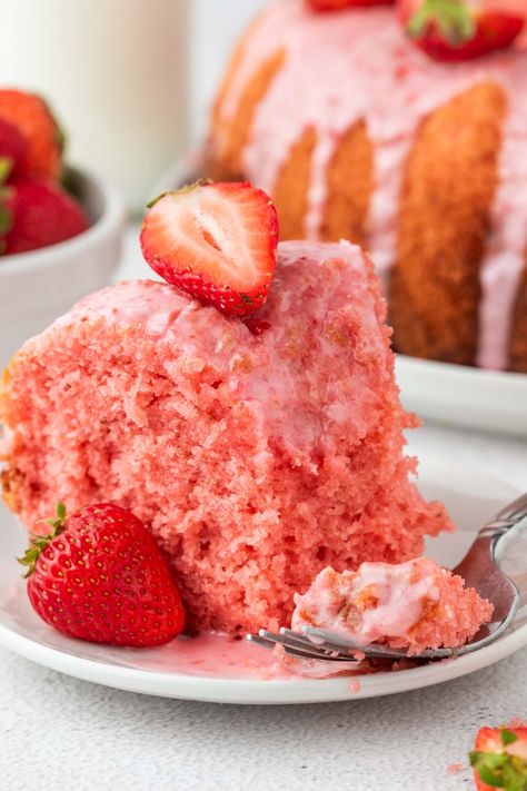 Strawberry Pound Cake With Jello, Strawberry Bundt Cake From Scratch, Strawberry Cream Pound Cake, Buttermilk Strawberry Cake, Strawberry Cream Bundt Cake, Homemade Strawberry Pound Cake, Strawberry Bundt Cake Recipes Easy, Pink Bundt Cake, Strawberry Bunt Cakes Recipes