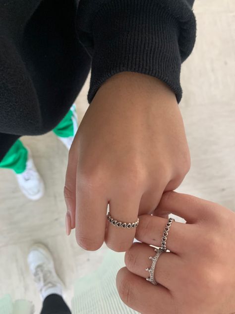 Pandora Rings On Hand Aesthetic, Pandora Jewelry Aesthetic, Pandora Rings Stacked Ideas, Pandora Rings On Hand, Pandora Rings Aesthetic, Ušný Piercing, Pandora Rings Stacked, Cute Promise Rings, Pandora Ring