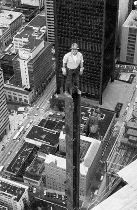 12 Amazing Vintage Photographs That Show People Who Weren't Afraid of Heights ~ vintage everyday 보고서 디자인, Vintage Foto's, Pictures Of The Week, 웃긴 사진, Construction Worker, Man Standing, Jolie Photo, 인물 사진, White Photo