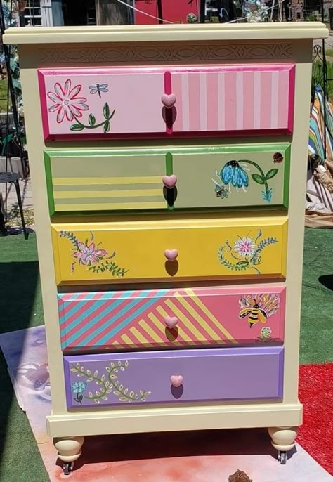 Cute Painted Dressers, Dresser Makeover Colorful, Maximalist Painted Furniture, Colorful Dresser Diy, Drawer Painting Ideas, Dresser Painting Ideas Creative, Farmhouse Dressers, Furniture Painting Ideas, Artsy Bedroom