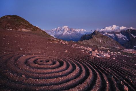 Land Art/ Environmental Art | Forum | Archinect Colossal Art, Artistic Installation, Earth Art, Elements Of Nature, Reggio Emilia, Art Installations, Sculpture Installation, Land Art, Environmental Art