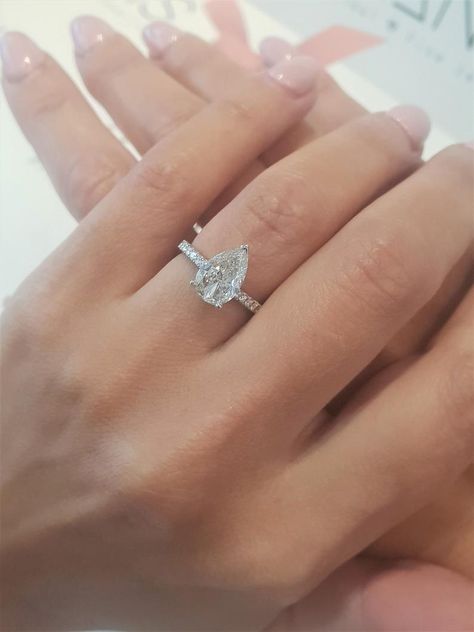 Classic Silver Pear-shaped Rings, Classic Pear-shaped Single Diamond Ring, Silver Pear-shaped Diamond Ring With Single Cut, Elegant Pear-shaped Solitaire Ring, Timeless Silver Pear-shaped Diamond Ring, Vintage Engagement Rings Simple, Pear Shaped Diamond Engagement Rings, Swirl Engagement Rings, Pear Cut Engagement Rings