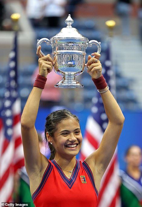 Victory for Emma Raducanu! Emma Raducanu Tennis, Virginia Wade, Outfit Tennis, Tennis Aesthetic, Arthur Ashe, Strength And Conditioning Coach, Female Role Models, Tennis Quotes, Sports Girl